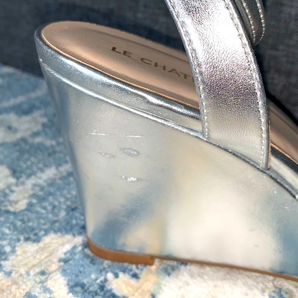 LE CHÂTEAU Embellished Metallic Wedge - Picture 8 of 8